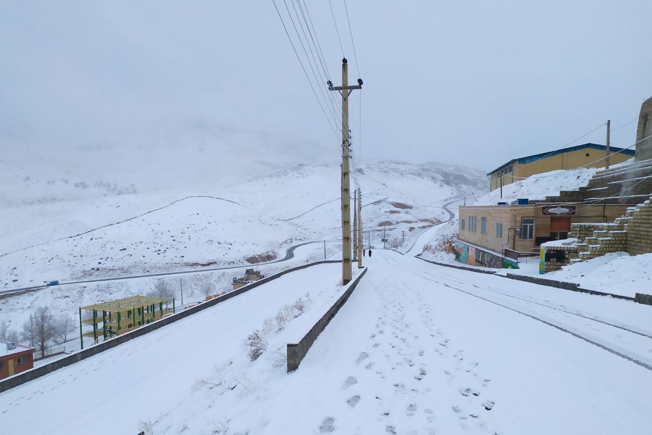بارش برف در برخی محورهای پاوه به بیش از ۴۰ سانتی متر رسید