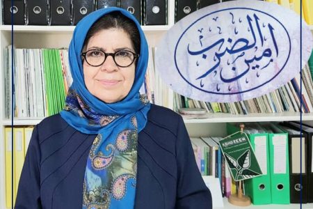 اهدا نشان امین‌الضرب به هایده شیرزادی مدیرعامل شرکت بازیافت کرمانشاه