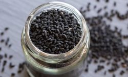 سیاه‌دانه چه خواصی دارد و چه کسانی نباید آن را مصرف کنند؟