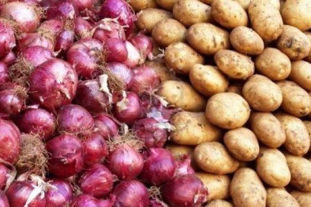 بر مصرف «سموم» در مزارع سیب‌زمینی و پیاز کرمانشاه نظارت داریم