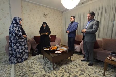تجلیل و تکریم خانواده معظم شهدا وظیفه مسولان است