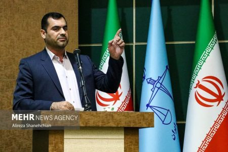 نقش مردم در گام دوم انقلاب اسلامی به عنوان قدرت نرم کشور / مسولان قدردان واقعی و عملی مردم باشند/ مسولانی که نمی توانند از کرسی های مدیریتی در خدمت جهادی و بی منت به مردم حفاظت و پاسداری نمایند، این کرسی ها را به اهلش بسپارند
