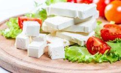 خوردن پنیر در وعده صبحانه؛ مفید یا مضر؟