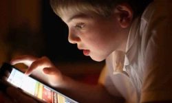 عوارض استفاده طولانی مدت از تلفن همراه بر روی چشم‌